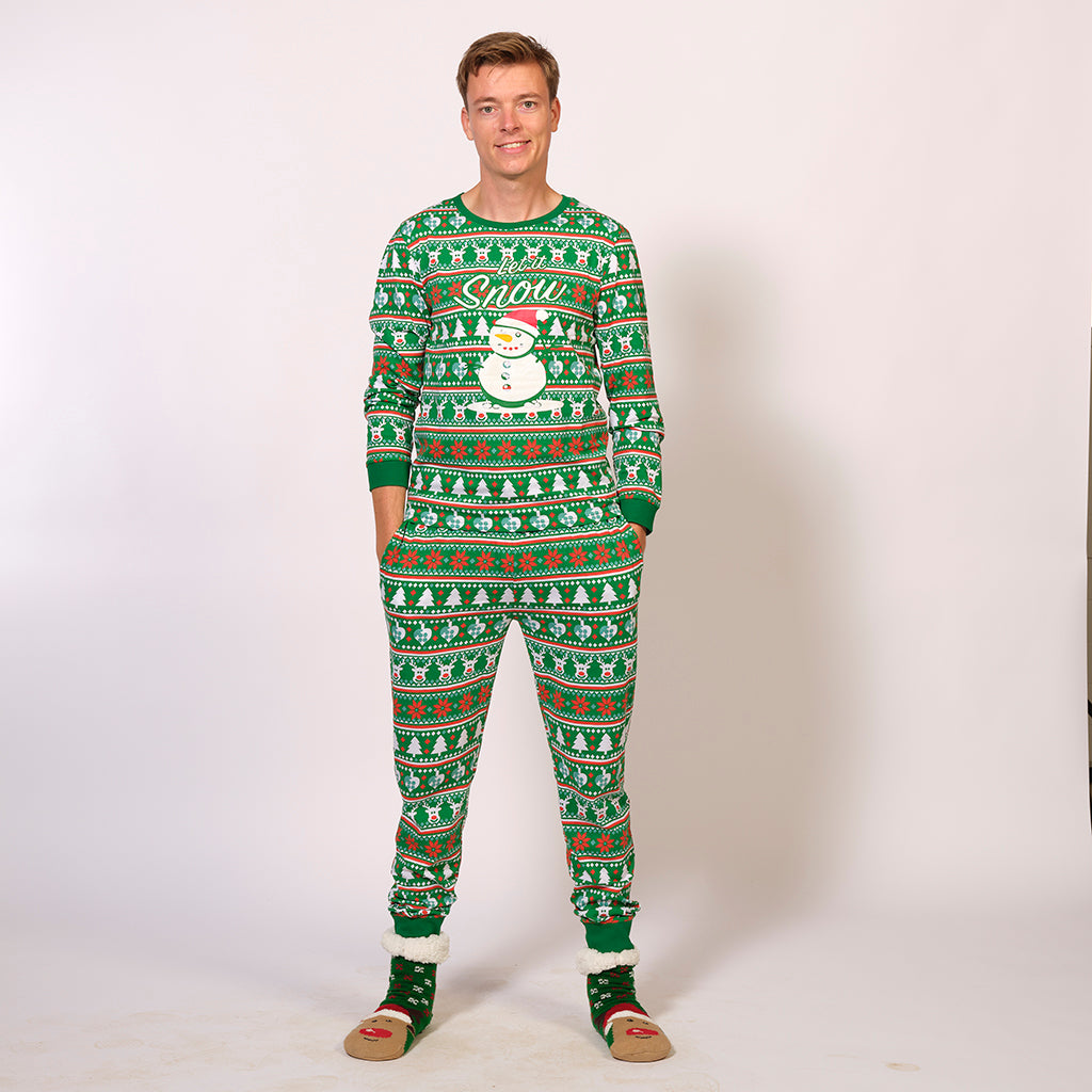 En mand med en grøn julepyjamas med en snemand og citatet